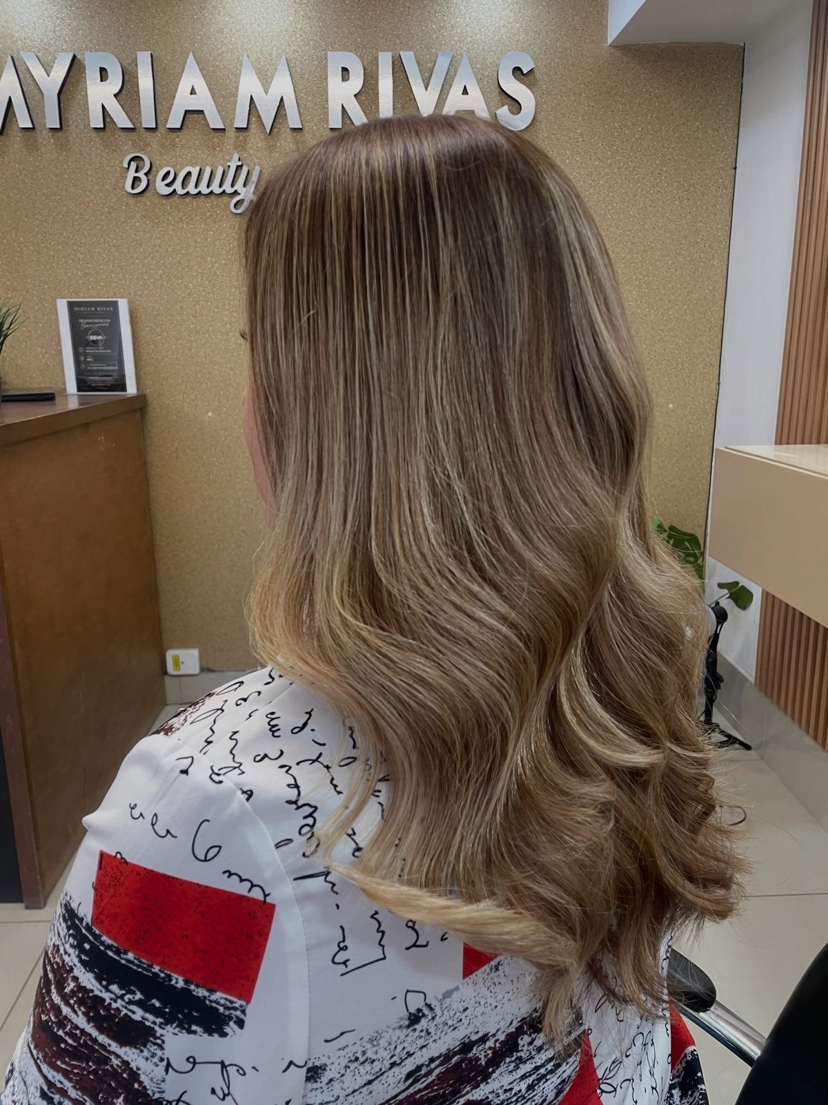 Balayage castaño con ondas
