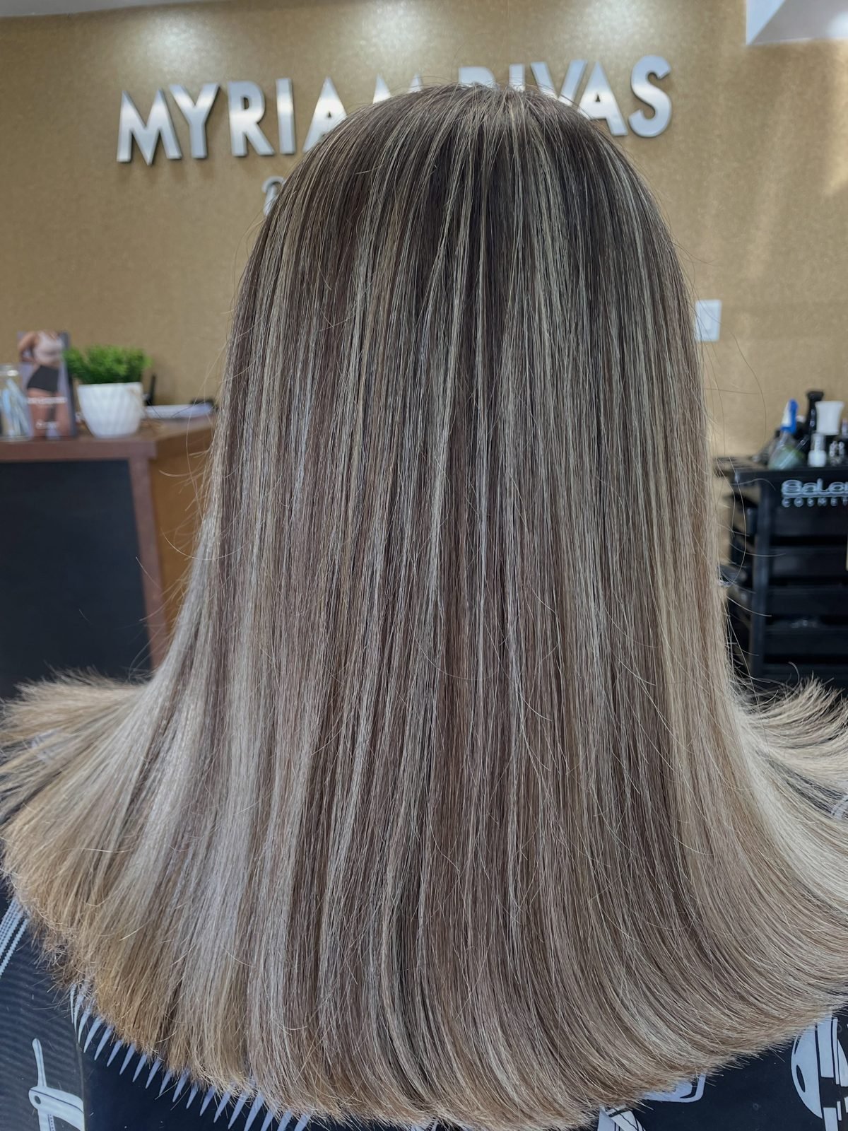 Mechas rubias en cabello lacio
